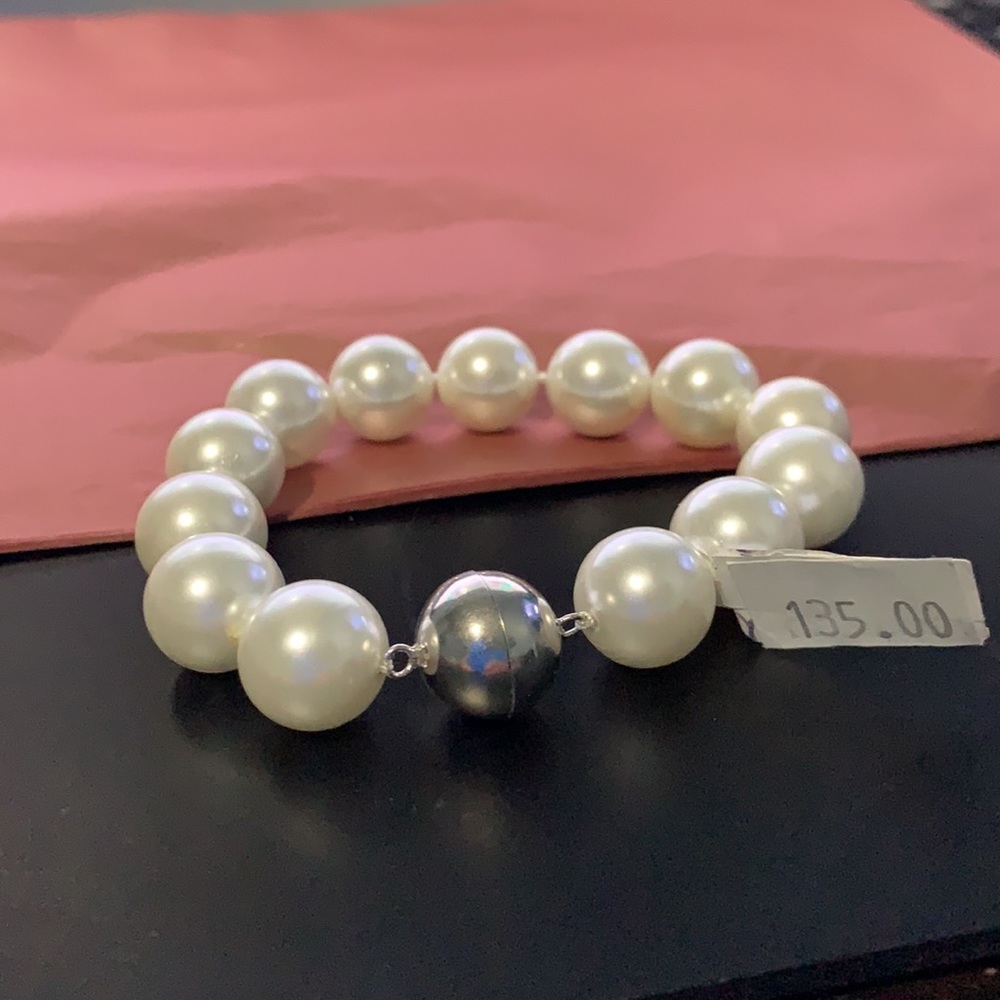 NWT Pearl Bracelet w Large “pearls” Magnet closure